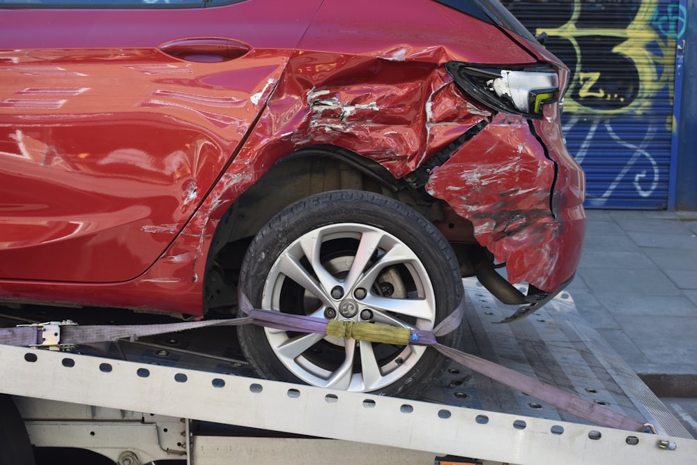 交通事故で損傷しレッカー移動される車
