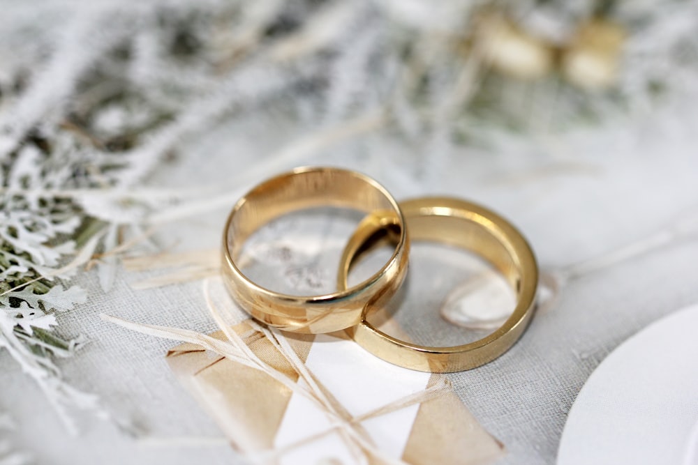 白い布の上に置かれた結婚指輪